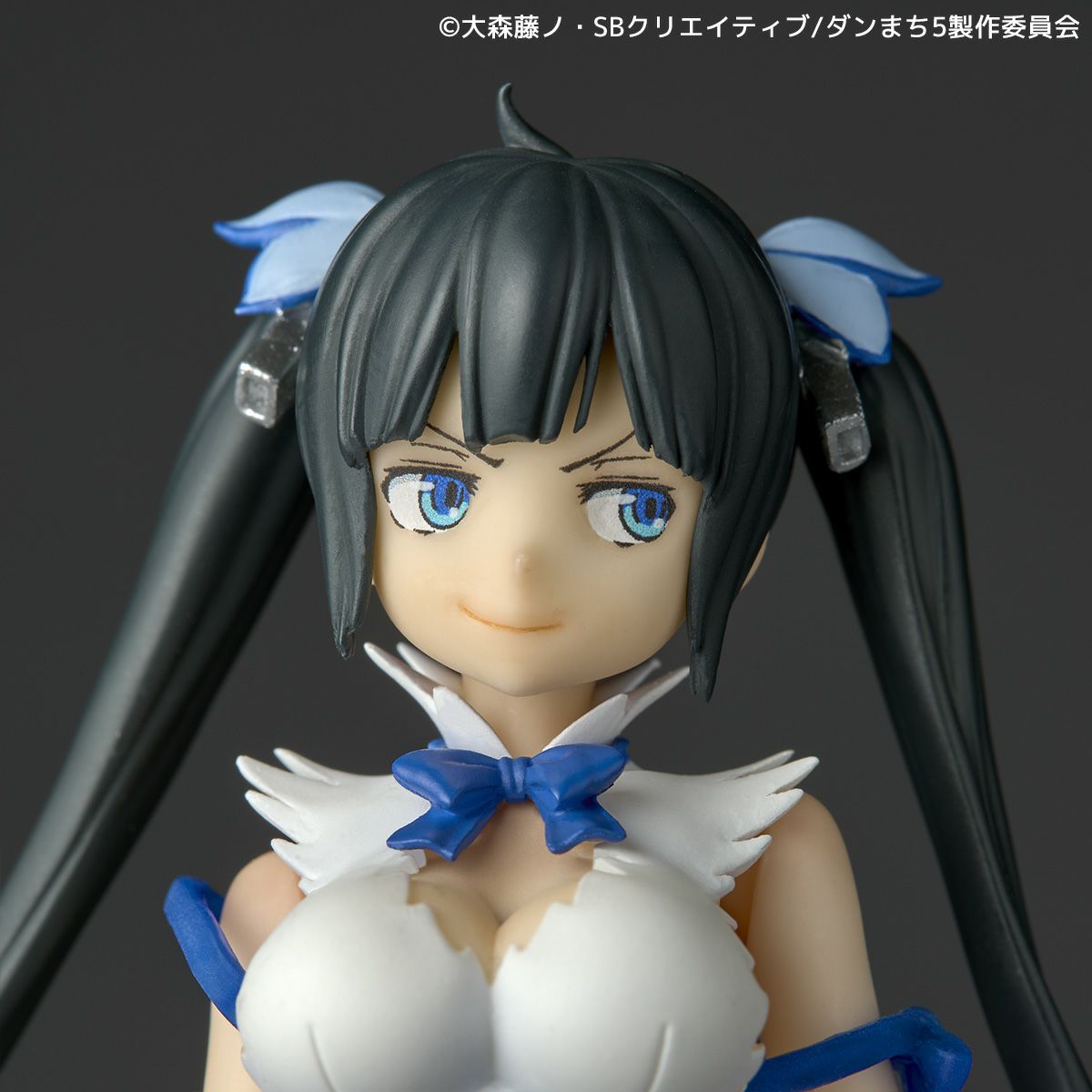 (Pre-Order) Revoltech Hestia (Is It Wrong to Try to Pick Up Girls in a Dungeon?) Action Figure (with Bonus)