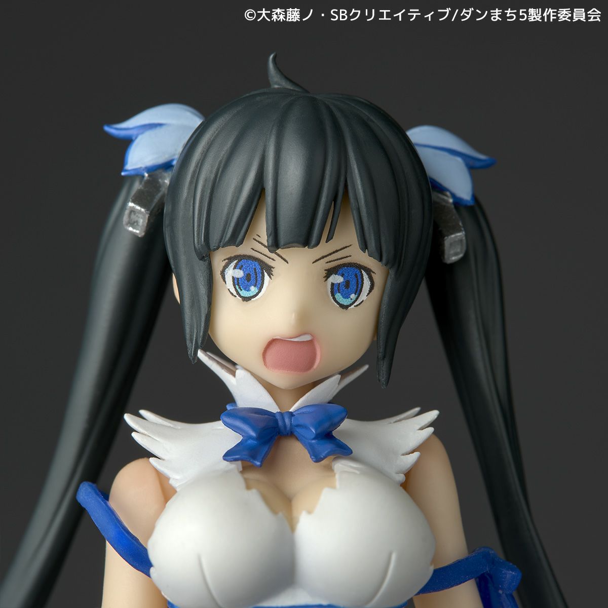 (Pre-Order) Revoltech Hestia (Is It Wrong to Try to Pick Up Girls in a Dungeon?) Action Figure (with Bonus)