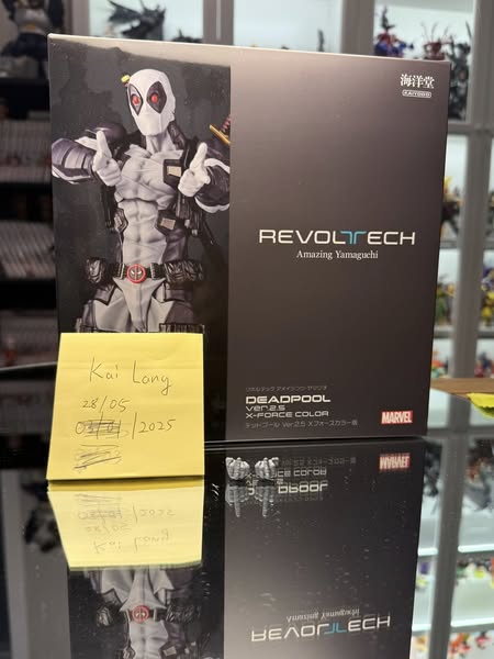Revoltech Deadpool with custom hands (Pre-Owned)
